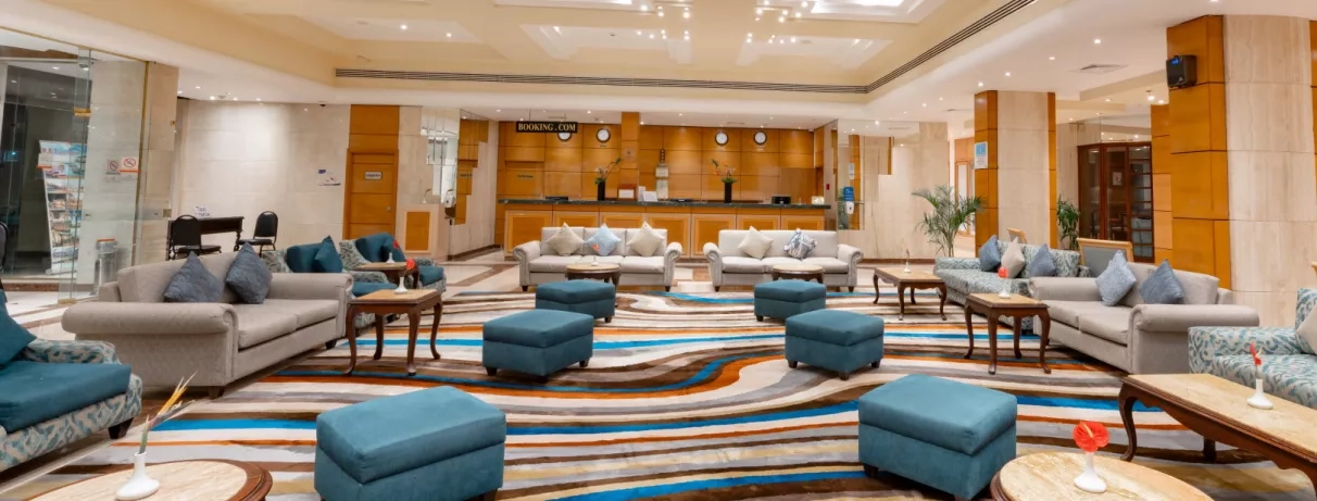 transats, parasols en bois au bord de la mer avec sable fin, soleil, barques