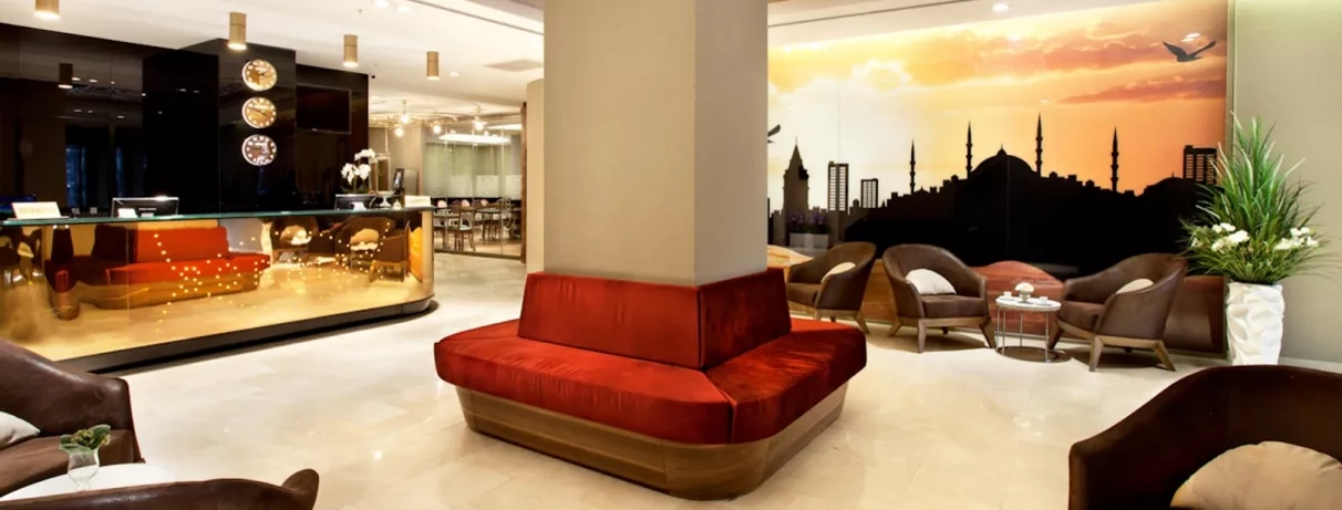 hall d'entrée avec réception et fauteuils