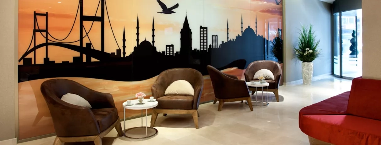 hall d'entrée avec coin salon avec fauteuils et canapés