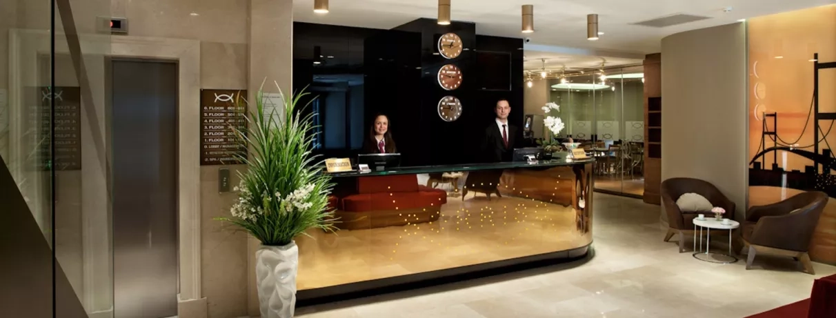 hall d'entrée avec comptoir de réception 