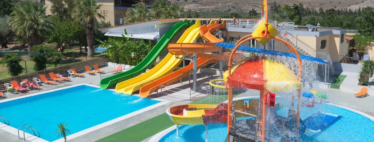 deux piscines, toboggans, aquapark, jeux d'eau pour enfants, transats orange, montagne