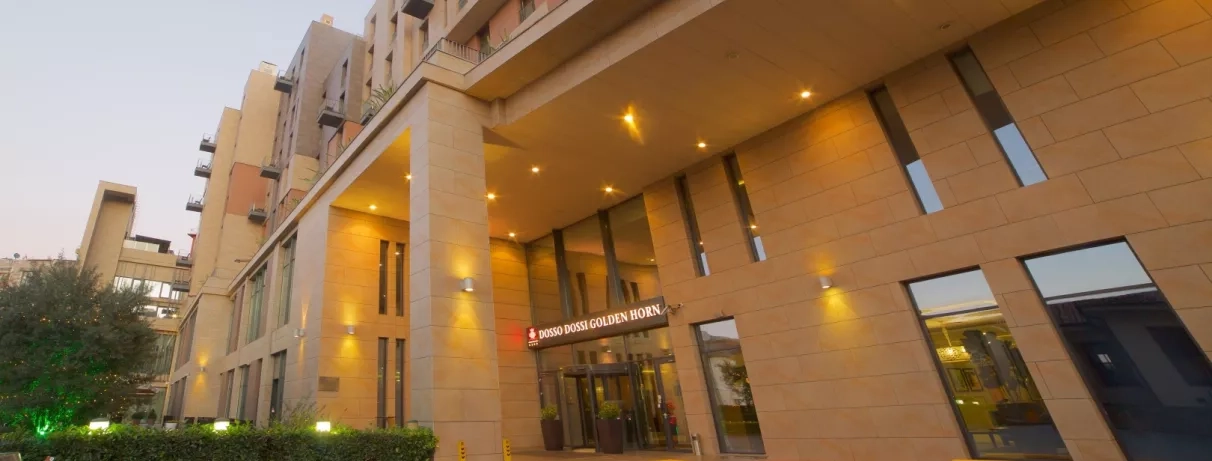 vue de la façade de l'hôtel avec son entrée