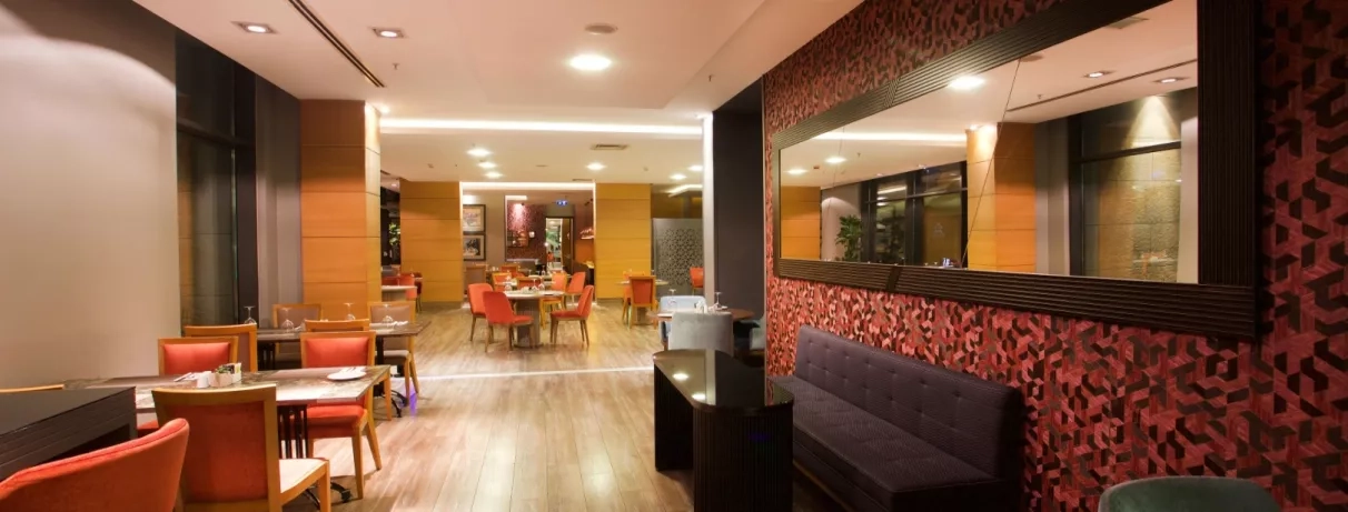 salle de restaurant aux tons rouge et noir