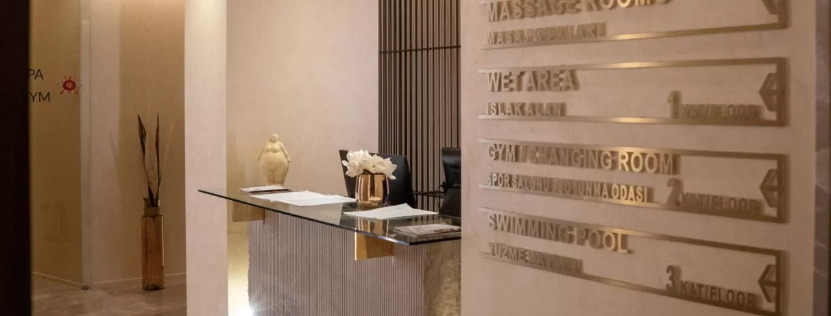 hall d'entrée avec comptoir de réception