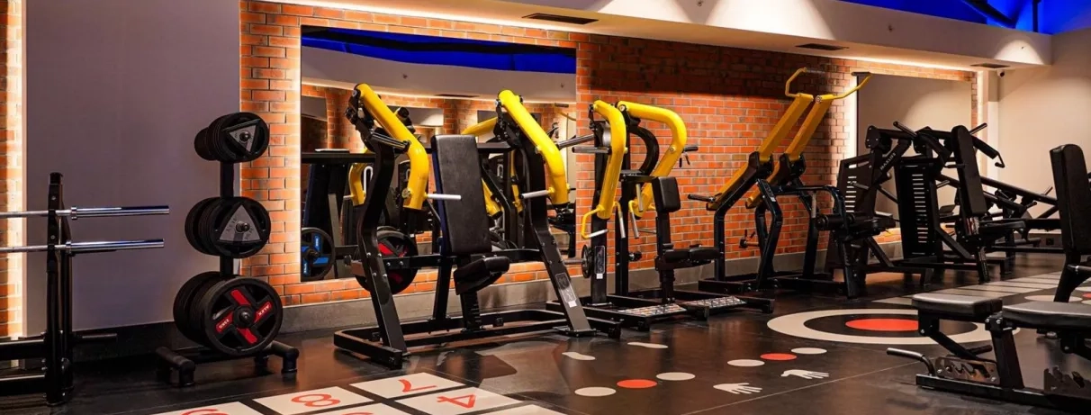 salle de fitness avec machines de musculations