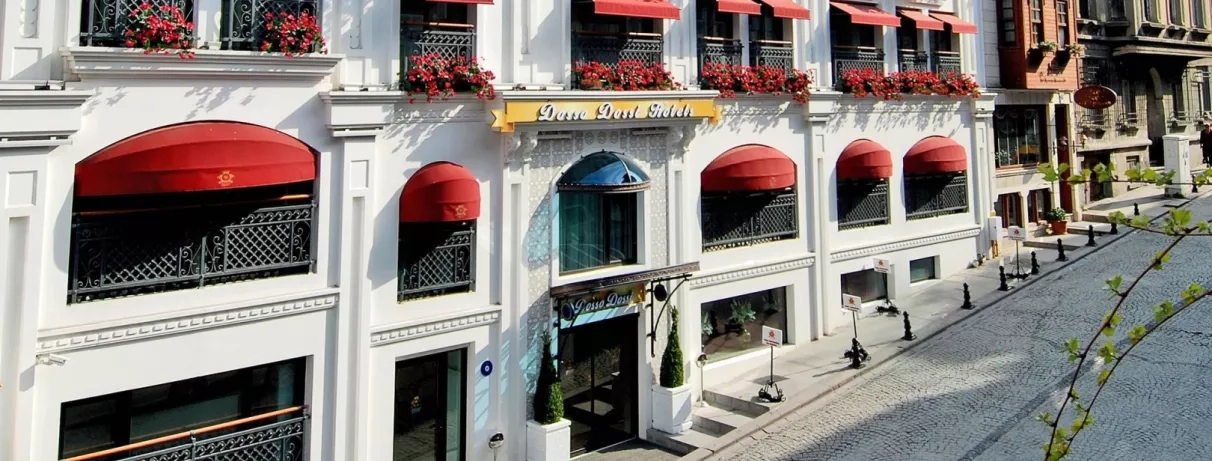 façade de l'hôtel avec sa porte d'entrée