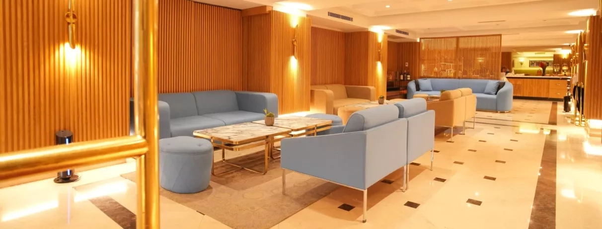 hall d'entrée avec un coin salon avec des canapés