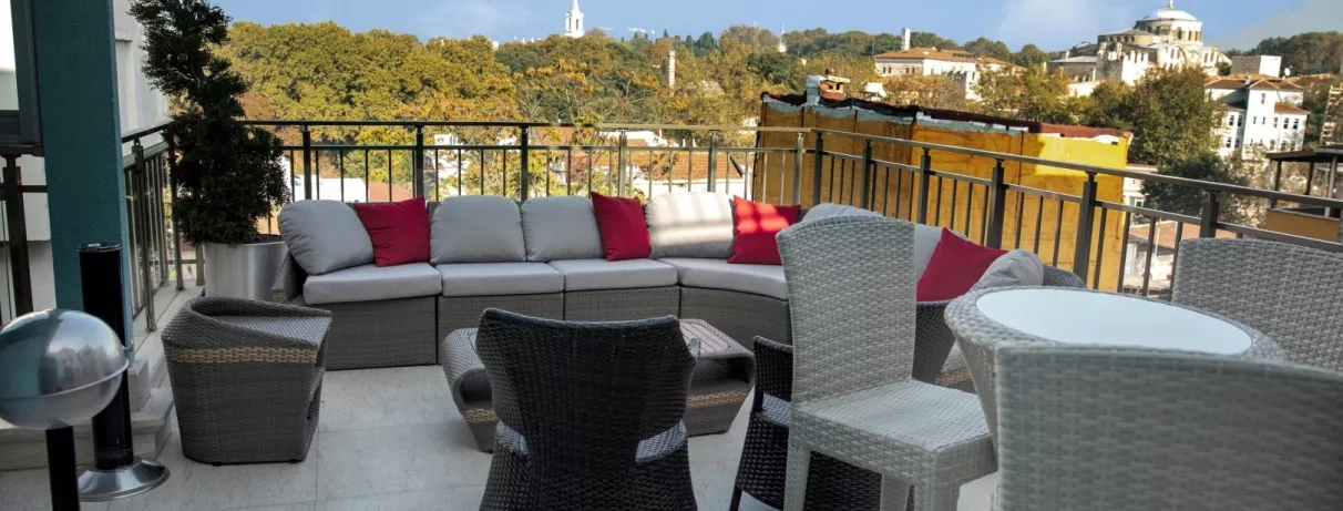 vue du balcon et de la terrasse avec des canapés