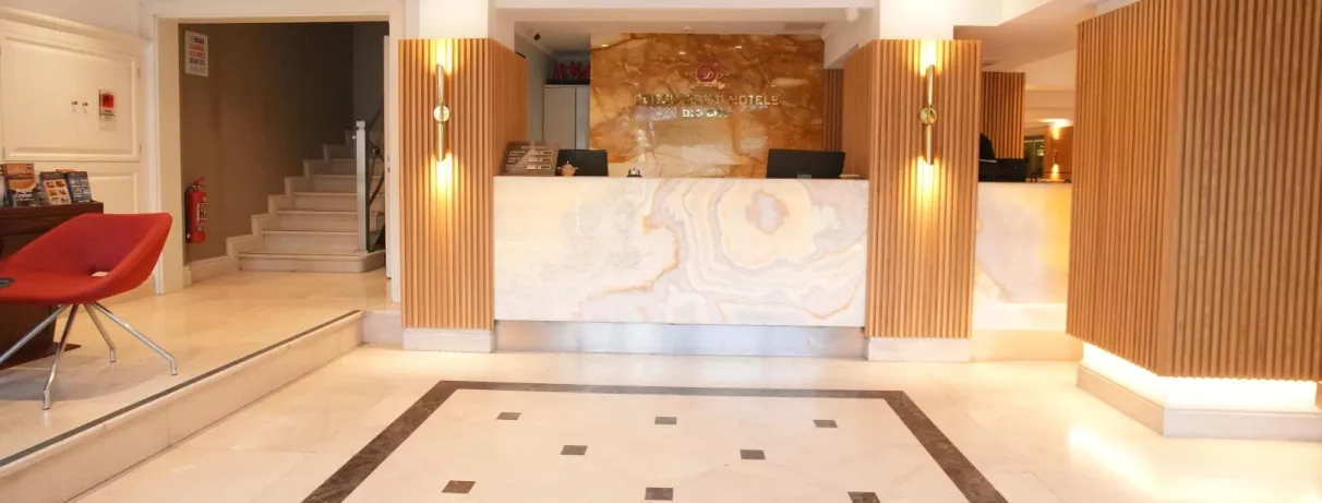 hall d'entrée avec comptoir de réception 