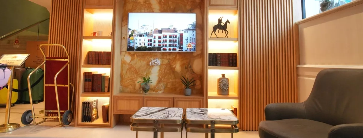 hall d'entrée avec meubles et canapé