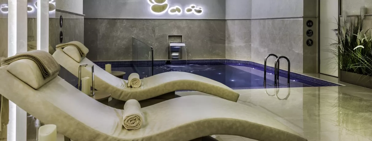 espace de détente avec des transats 