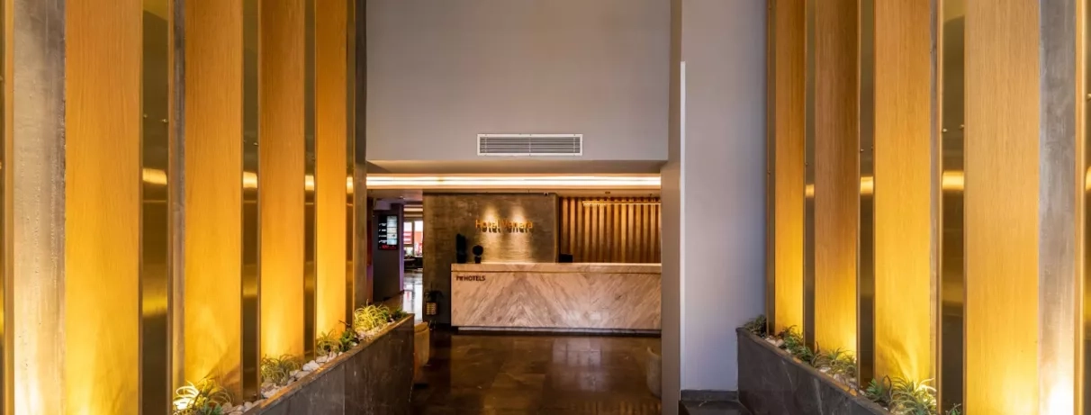 couloir accédant au comptoir de réception