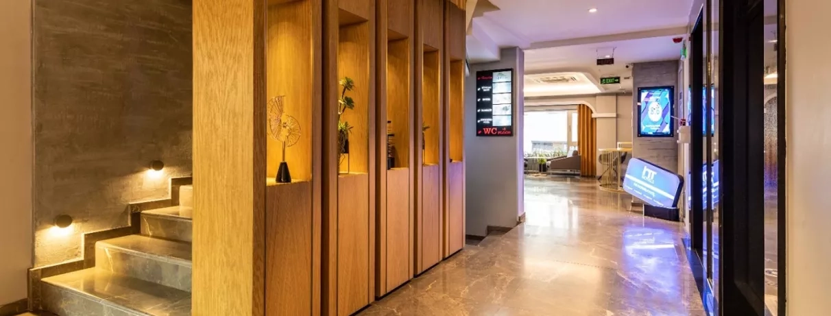 couloir et escaliers amenant aux différents espaces de l'hôtel 