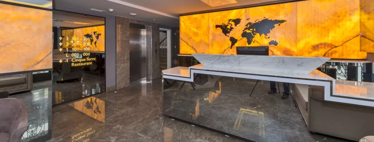 hall d'entrée avec comptoir de réception