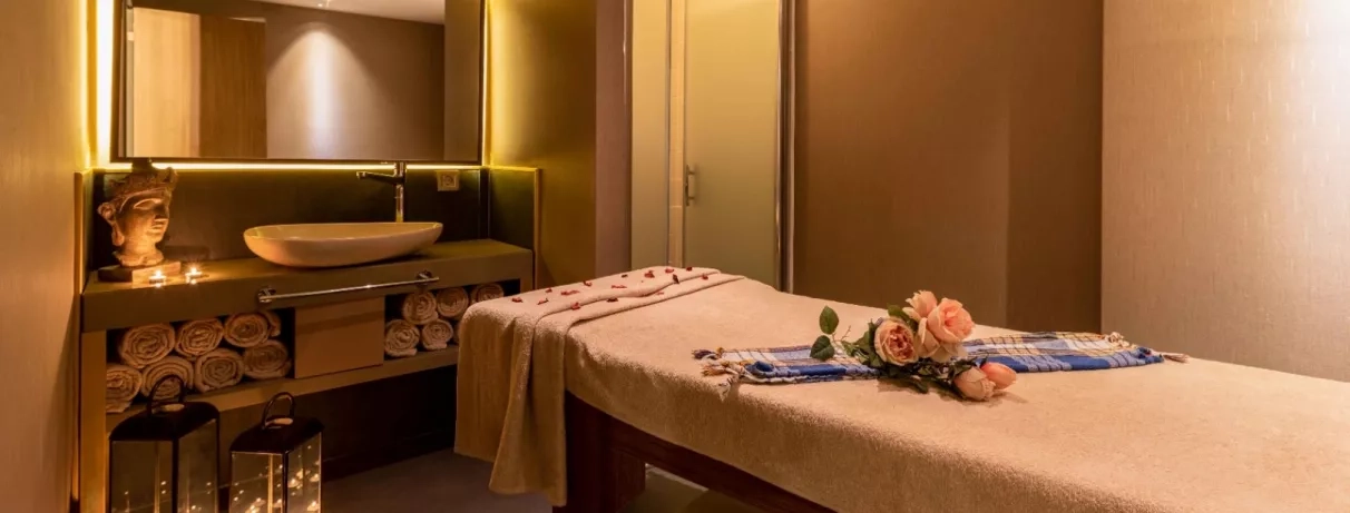 espace de détente avec une table de massage 