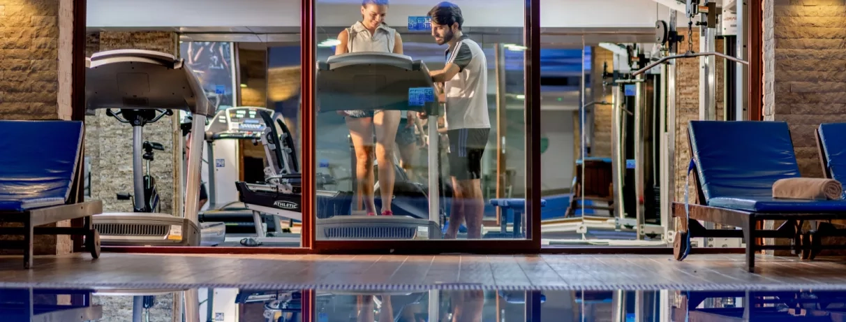 salle de fitness vue sur la piscine de l'hôtel