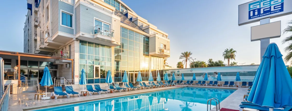 piscine extérieure avec vue de l'hôtel