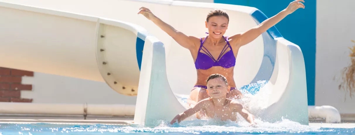 piscine avec un toboggan