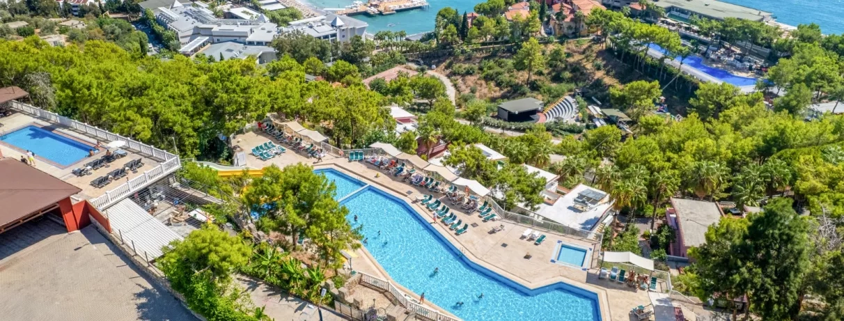 vue d'ensemble de la piscine et de l'hôtel