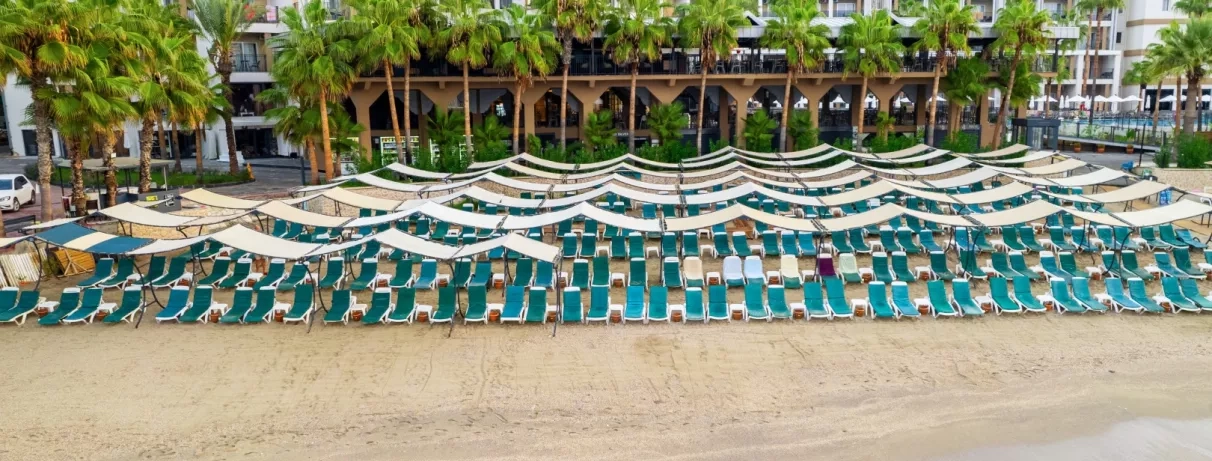 vue d'ensemble de la plage avec des transats et parasols