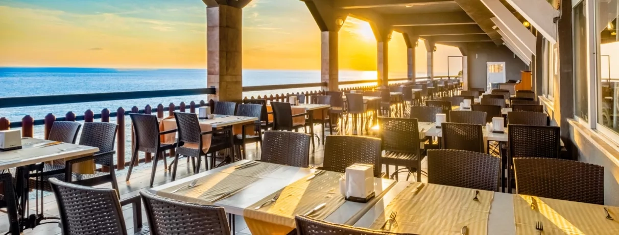 salle de restaurant sur la terrasse vue sur la mer