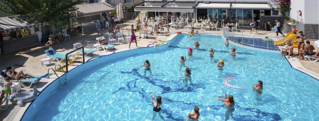 Piscine extérieure avec animation aquagym