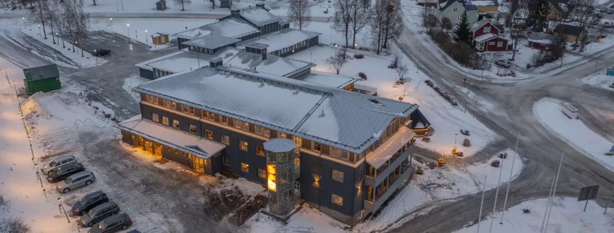 Vue de haut de l'hôtel, parking, route avec de la neige