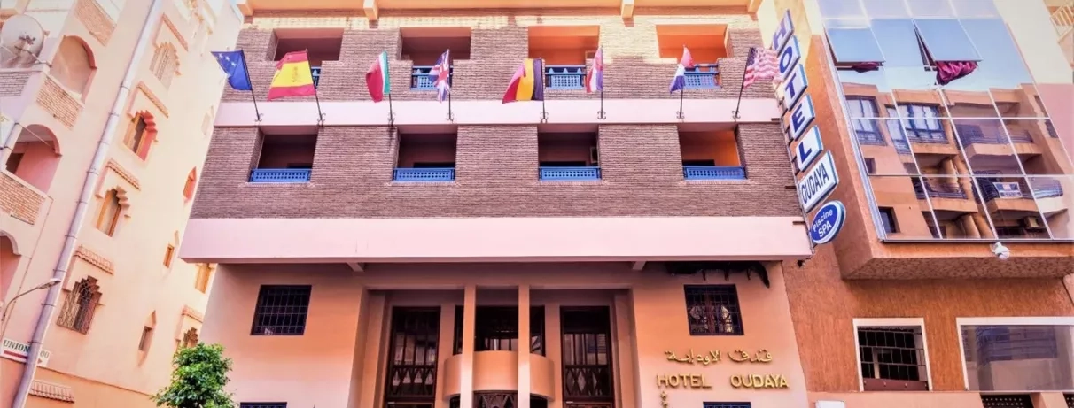 Vue sur la façade de l'hôtel, montrant plusieurs étages avec des balcons.