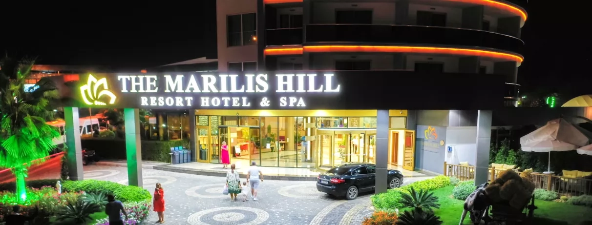 vue de nuit de la façade extérieure de l'hôtel 