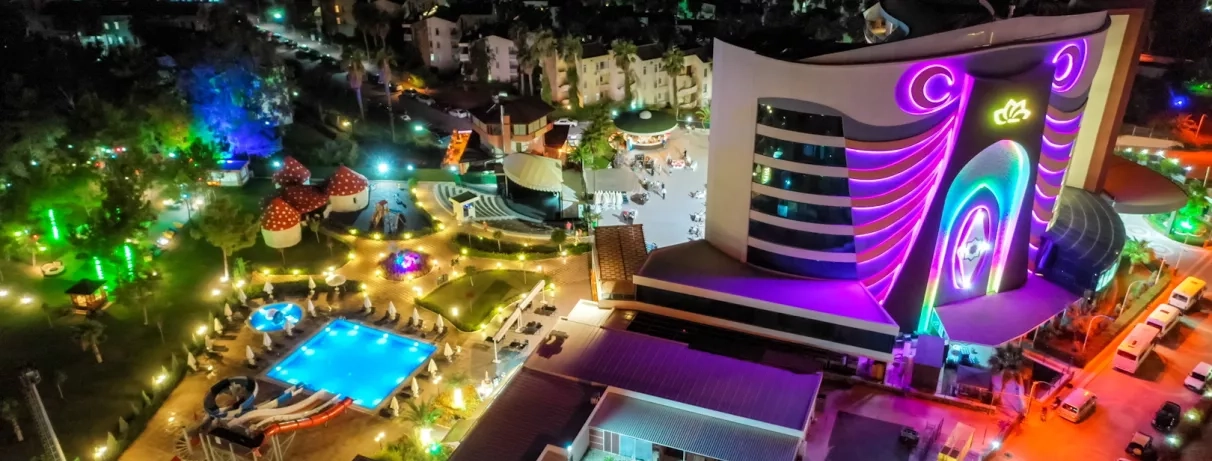 vue de nuit d'ensemble de l'hôtel et de la piscine