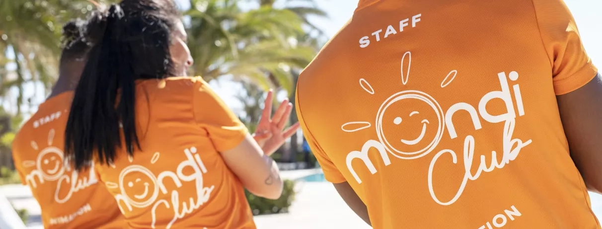 Un gros plan sur deux animateurs mondiclub portant les T-shirts orange.