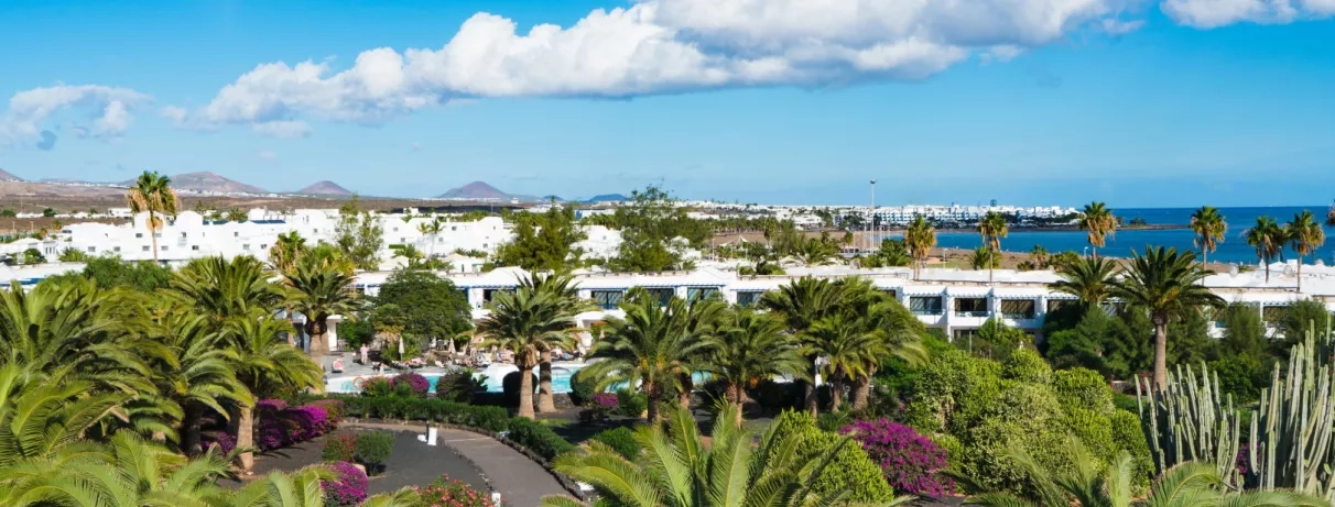 Une vue dégagée sur des bungalows nichés dans la verdure tropicale.