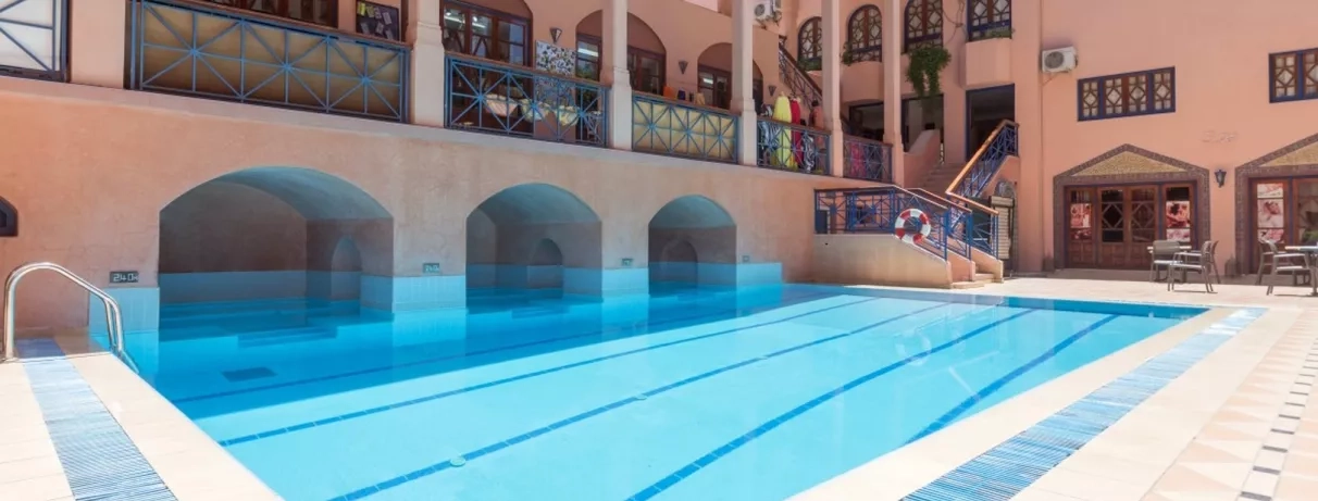 Vue sur le bassin principal soulignant des arcades immergées, qui permet de se baigner à l'ombre.