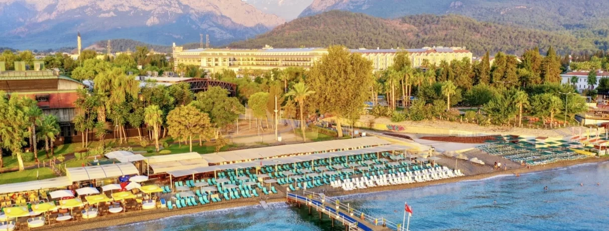vue d'ensemble de l'hôtel et des transats sur la plage