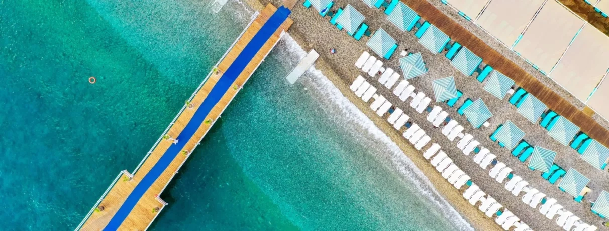 vue en hauteur de la plage avec un ponton