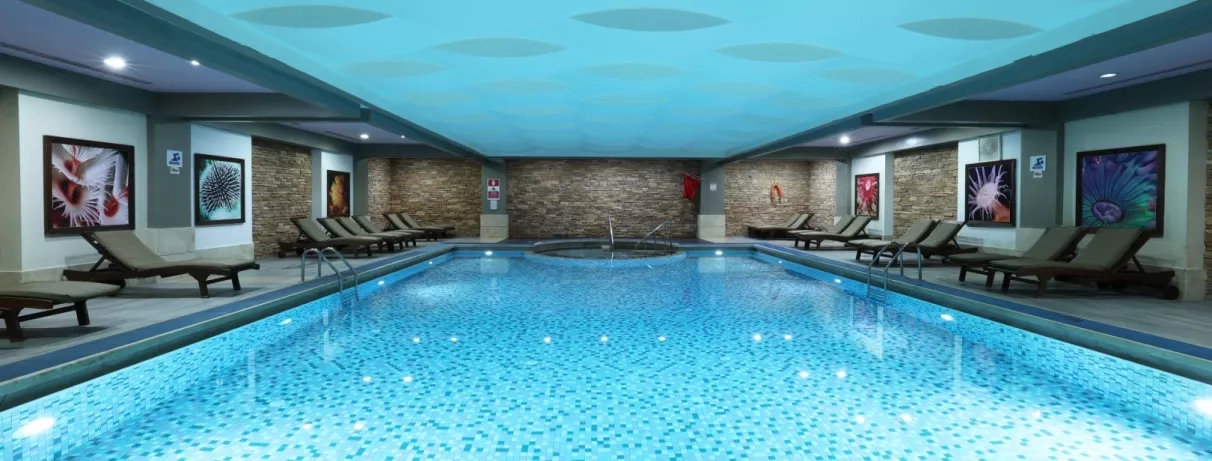 grande piscine intérieure de l'hôtel