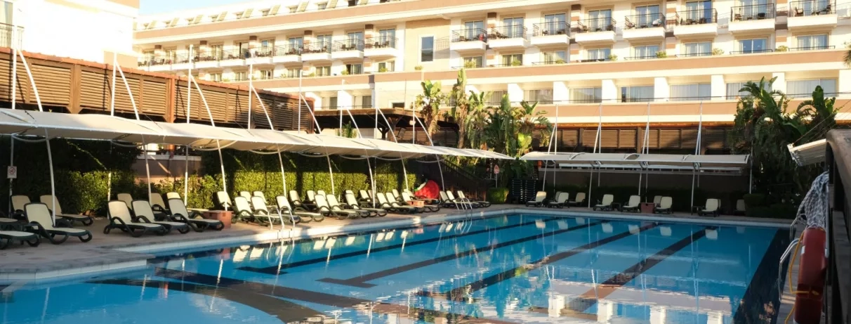 vue de la piscine extérieure et vue de l'hôtel