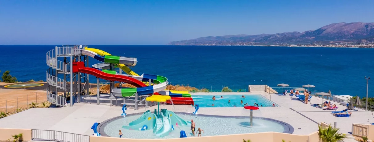 aquapark avec deux toboggans, deux piscines une pour adulte et l'autre pour les enfants, vue sur la mer