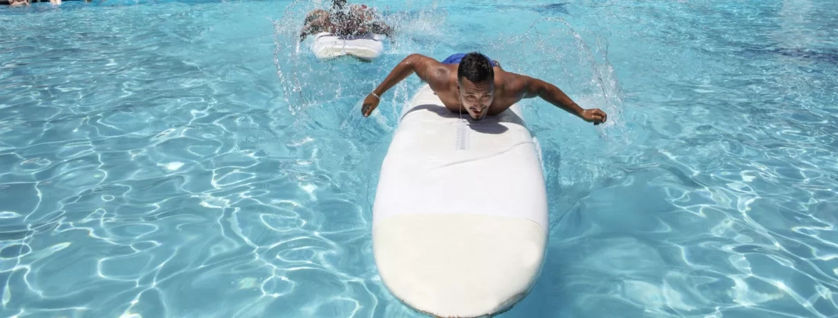 piscine extérieure avec activités surf