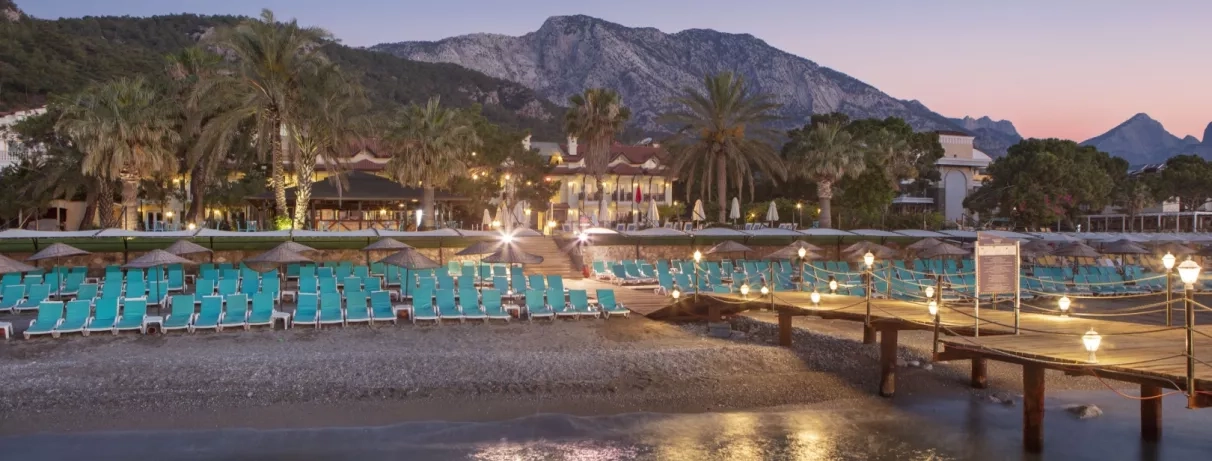 vue de nuit de la piscine