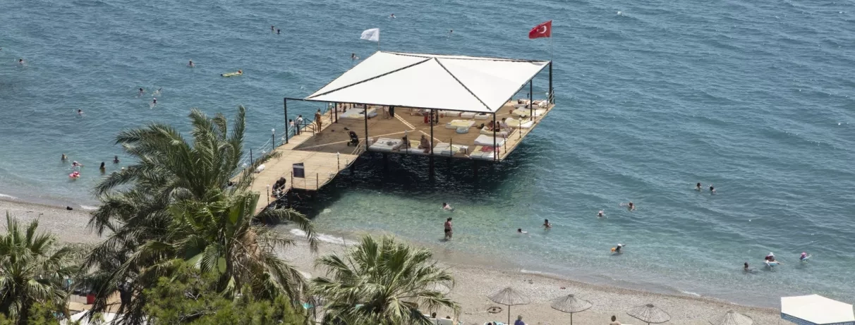 un petit ponteau au-dessus de la mer rejoignant la plage 