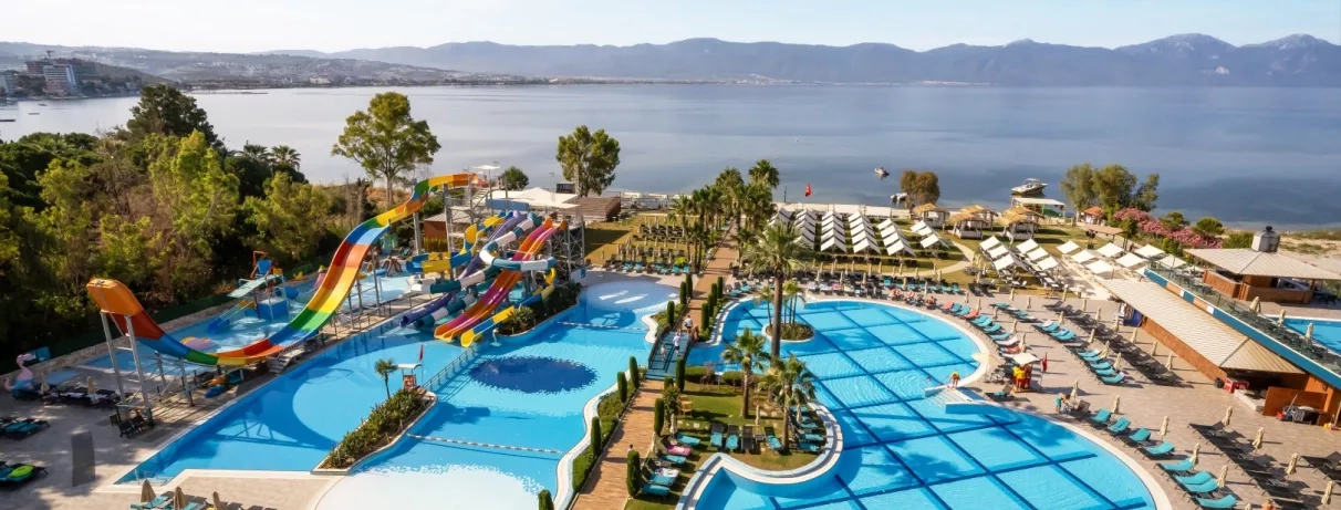 Une vue aérienne spectaculaire d'un complexe aquatique avec plusieurs bassins.