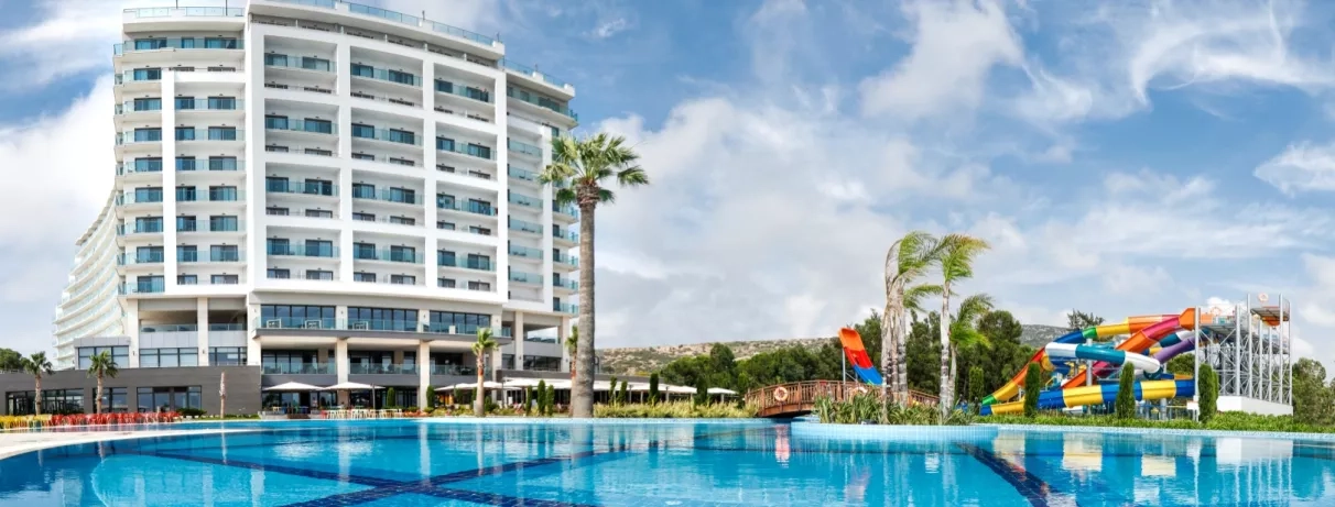 La façade contemporaine de l'hôtel, s'élevant juste derrière une piscine.