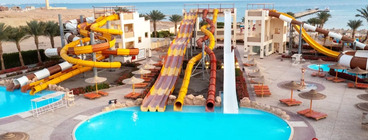 AQUAPARK, tobogans, trois piscines extérieur, plage, palmiers