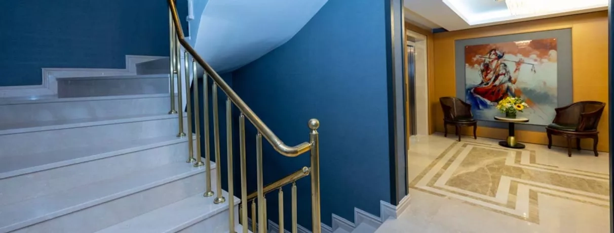 couloir de l'hôtel avec escaliers et fauteuils