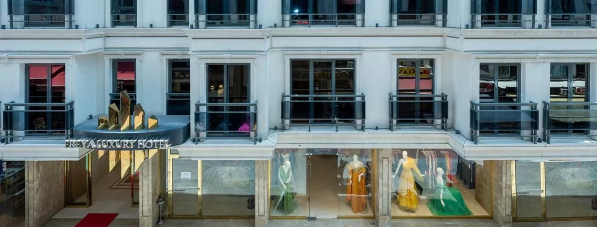 vue de la façade de l'extérieure de l'hôtel