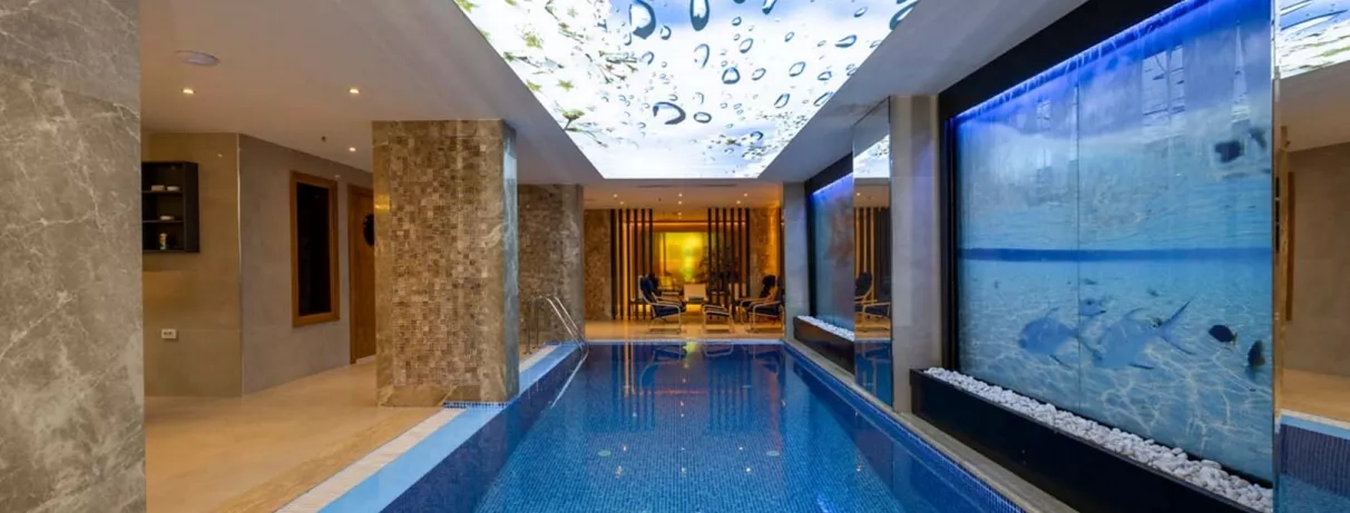 piscine intérieure en longueur avec décoration aquarium 