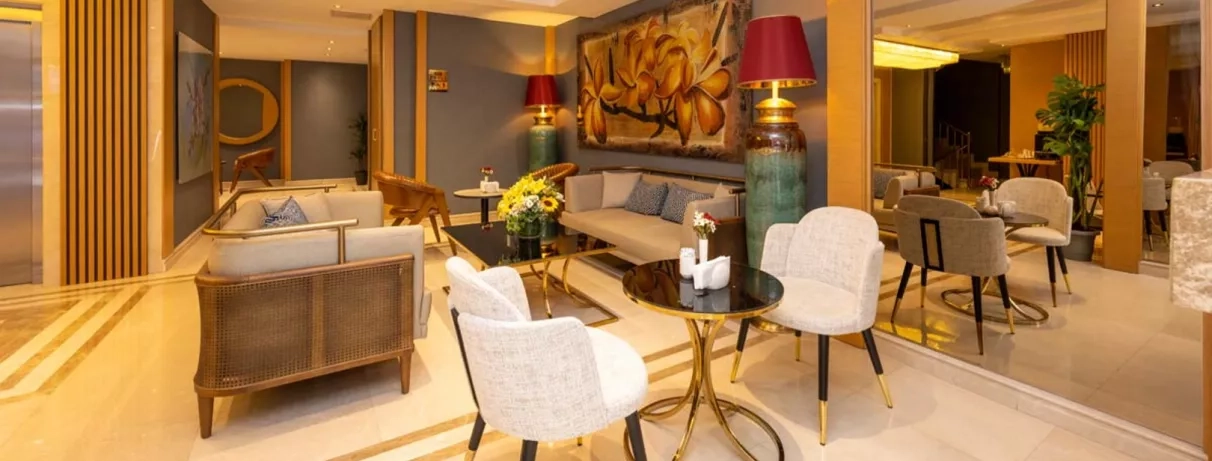 hall d’entrée avec un coin salon composé de canapés, fauteuils et tables