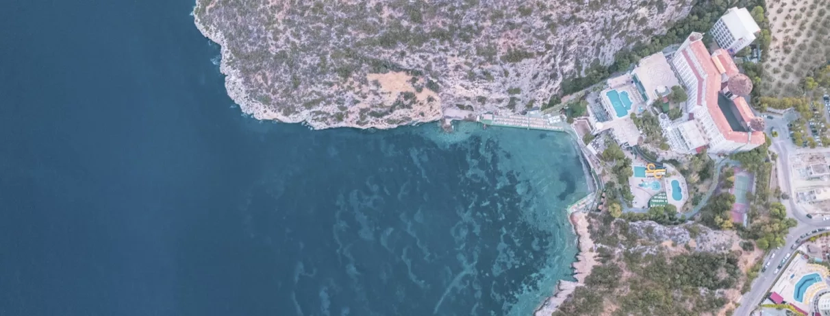 Une vue montrant l'étalement urbain d'une ville côtière nichée le long d'une crique.