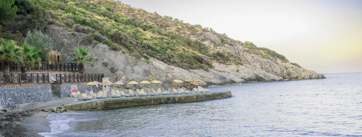 Un littoral sauvage, avec la montagne qui vient s'éteindre dans la mer.